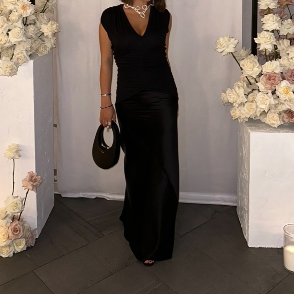 Reis - Noa v neck Ruched Sheath Gown dress